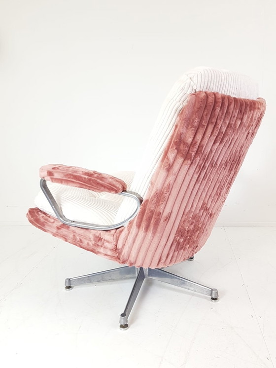 Image 1 of Vintage Strassle Fauteuil | Draaifauteuil Roze Witte Ribstof