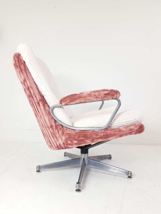 Image 1 of Vintage Strassle Fauteuil | Draaifauteuil Roze Witte Ribstof