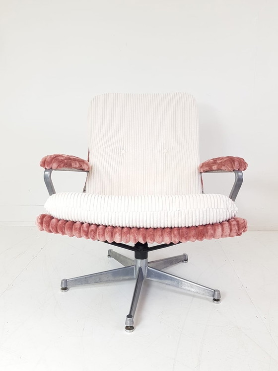 Image 1 of Vintage Strassle Fauteuil | Draaifauteuil Roze Witte Ribstof