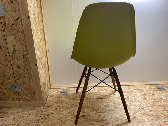 Image 1 of 2x Vitra Eames DSW stoel - mustard esdoorn