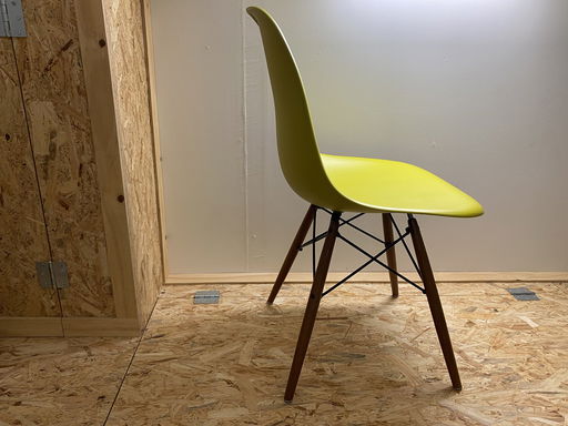 2x Vitra Eames DSW stoel - mustard esdoorn