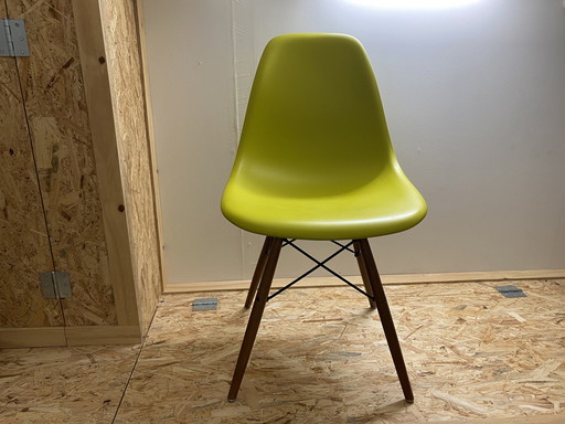 2x Vitra Eames DSW stoel - mustard esdoorn