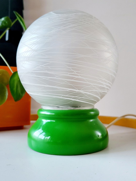 Image 1 of Vintage Frans tafellampje met glazen opaline kap en houten groene lampenvoet, jaren 70