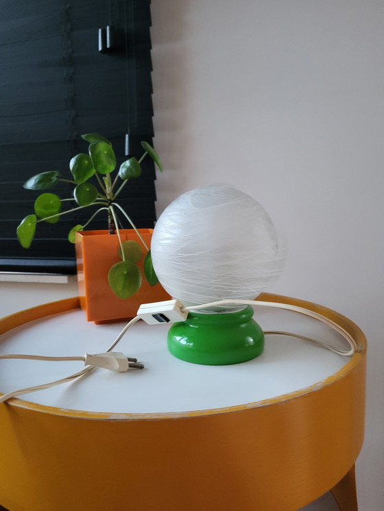 Image 1 of Vintage Frans tafellampje met glazen opaline kap en houten groene lampenvoet, jaren 70