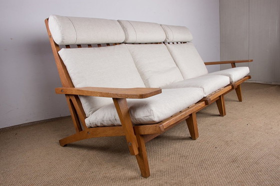 Image 1 of Grote Deense bank van massief eiken en stof, model Ge375 van Hans Wegner voor Getama 1960.