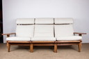 Grote Deense bank van massief eiken en stof, model Ge375 van Hans Wegner voor Getama 1960.