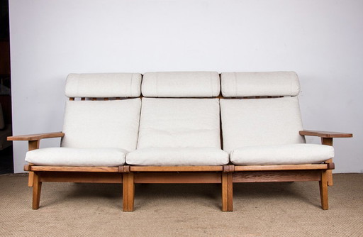 Grote Deense bank van massief eiken en stof, model Ge375 van Hans Wegner voor Getama 1960.