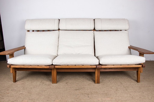 Grote Deense bank van massief eiken en stof, model Ge375 van Hans Wegner voor Getama 1960.