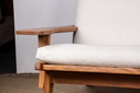Grote Deense bank van massief eiken en stof, model Ge375 van Hans Wegner voor Getama 1960.