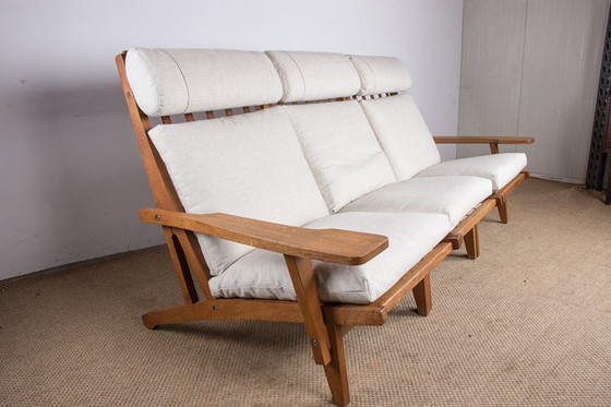 Image 1 of Grote Deense bank van massief eiken en stof, model Ge375 van Hans Wegner voor Getama 1960.