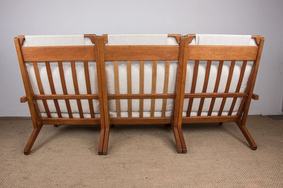 Image 1 of Grote Deense bank van massief eiken en stof, model Ge375 van Hans Wegner voor Getama 1960.