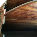 Indonesisch koloniaal art deco handgesneden houten tijdschriftenrek