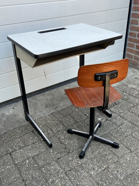 Image 1 of Vintage industrieel schoolsetje van bureau en stoel