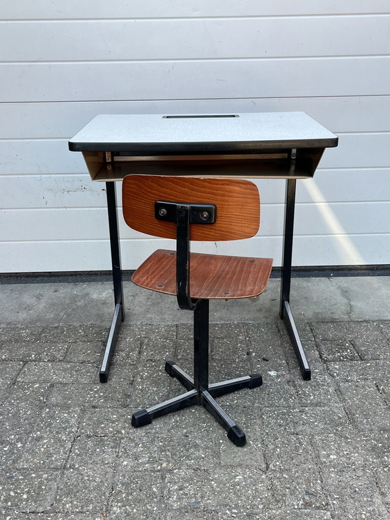 Image 1 of Vintage industrieel schoolsetje van bureau en stoel