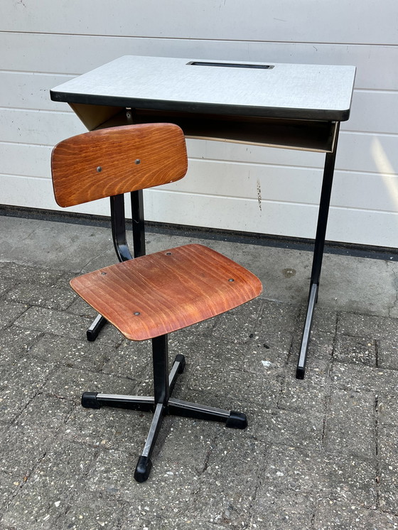 Image 1 of Vintage industrieel schoolsetje van bureau en stoel