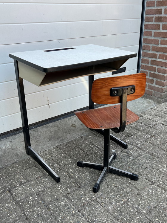 Image 1 of Vintage industrieel schoolsetje van bureau en stoel