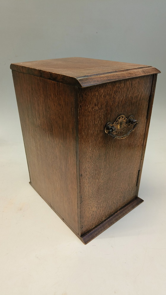 Image 1 of Klein Antieke Eiken Pijpenkastje 1920 Rookwaren 