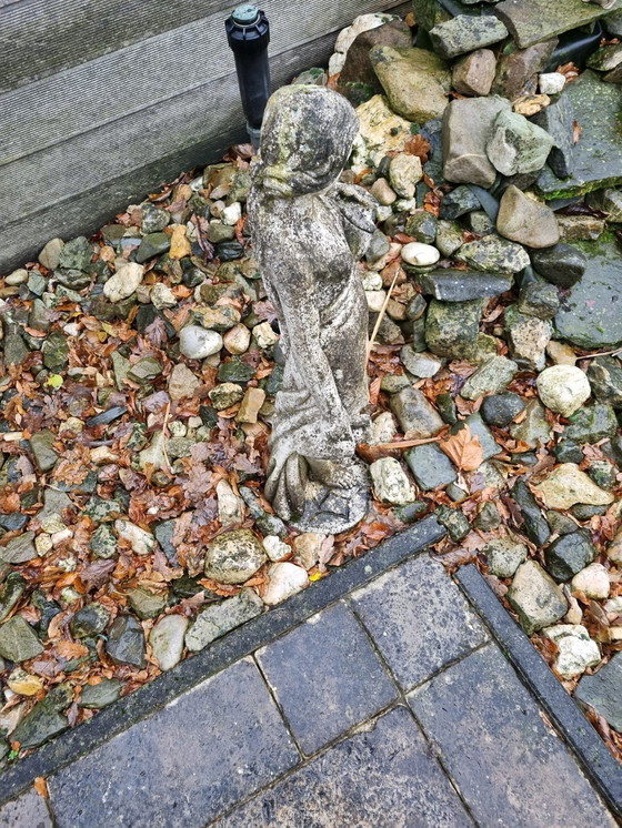 Image 1 of Tuinbeeld Halfnaakte Vrouw Op Sokkel Beton Met Kruiken Nimf