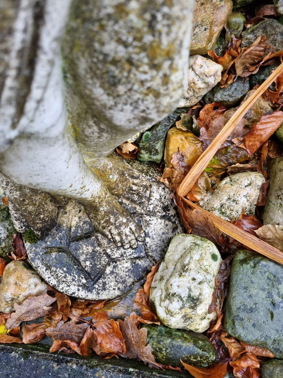 Image 1 of Tuinbeeld Halfnaakte Vrouw Op Sokkel Beton Met Kruiken Nimf