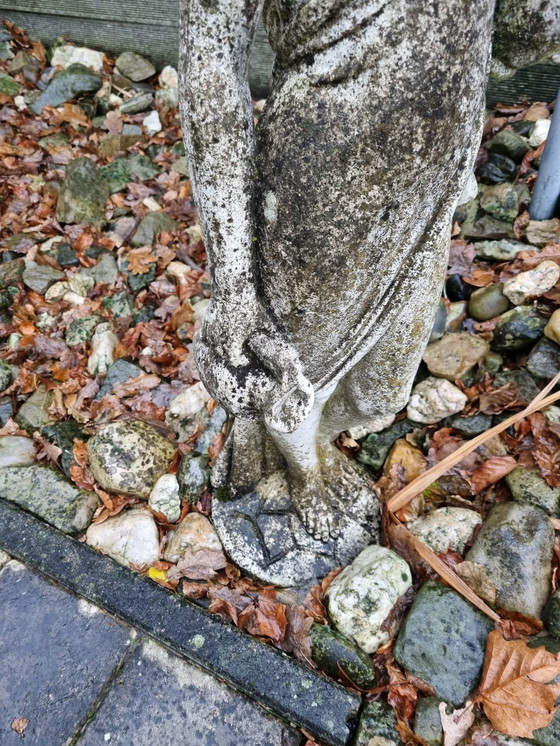 Image 1 of Tuinbeeld Halfnaakte Vrouw Op Sokkel Beton Met Kruiken Nimf