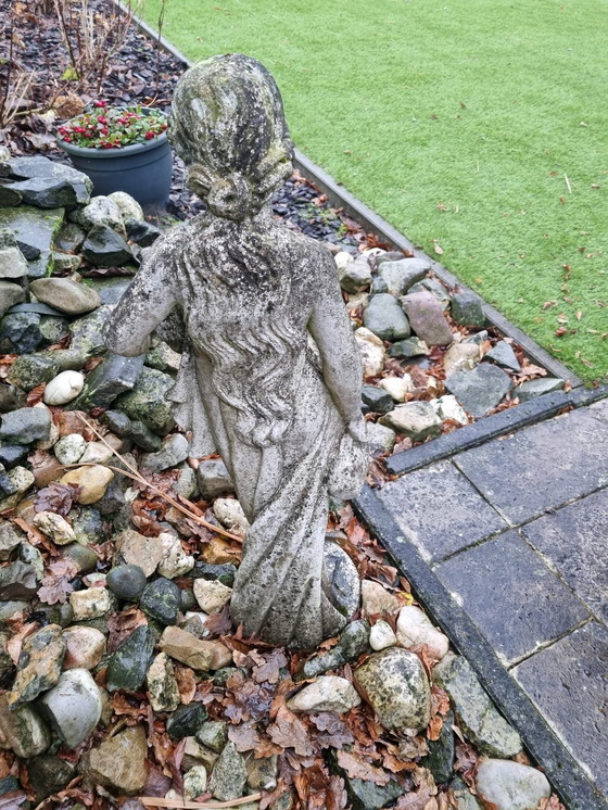 Image 1 of Tuinbeeld Halfnaakte Vrouw Op Sokkel Beton Met Kruiken Nimf