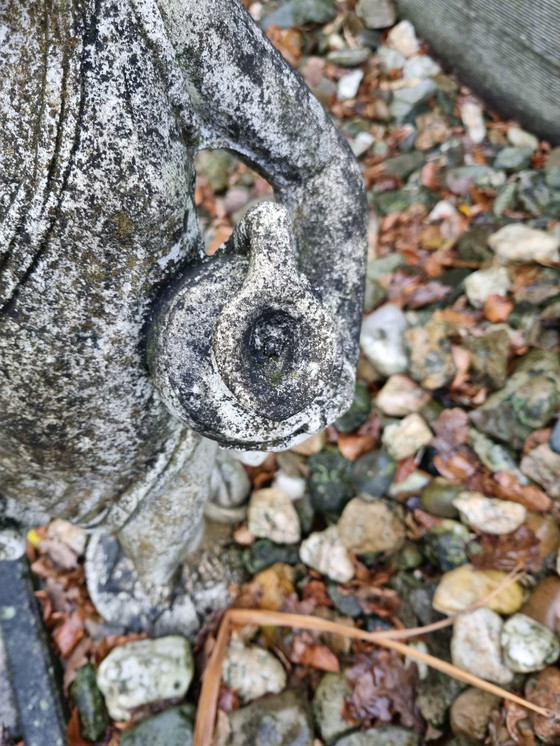 Image 1 of Tuinbeeld Halfnaakte Vrouw Op Sokkel Beton Met Kruiken Nimf