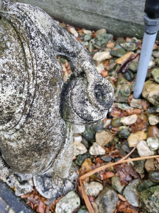 Image 1 of Tuinbeeld Halfnaakte Vrouw Op Sokkel Beton Met Kruiken Nimf