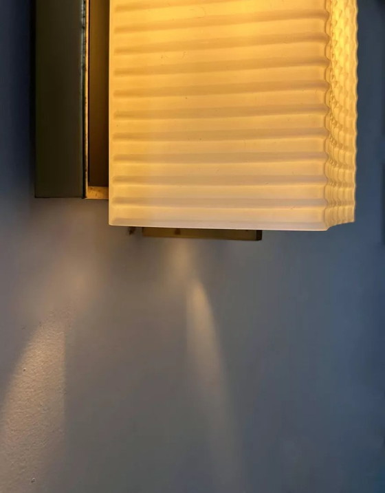 Image 1 of Vintage wandlamp, Opaline en messing, Frankrijk 1950