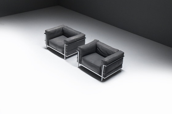 Image 1 of Set (2) Lc 3 In Grijs Leer Van Le Corbusier, Jeanneret & Perriand Voor Cassina