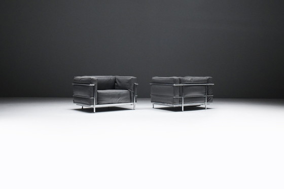 Image 1 of Set (2) Lc 3 In Grijs Leer Van Le Corbusier, Jeanneret & Perriand Voor Cassina