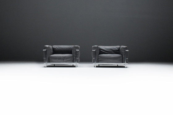 Image 1 of Set (2) Lc 3 In Grijs Leer Van Le Corbusier, Jeanneret & Perriand Voor Cassina