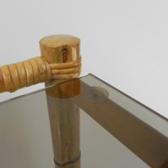 Image 1 of Vitrinekast van bamboe met 5 legplanken van gerookt glas