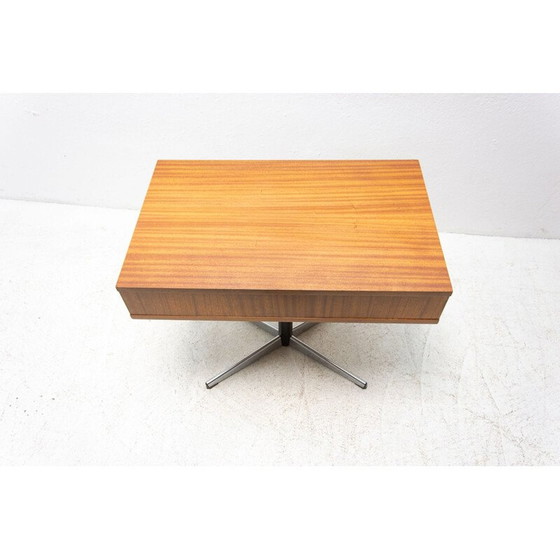 Image 1 of Vintage draaibare bijzettafel in mahonie, Tsjecho-Slowakije 1970