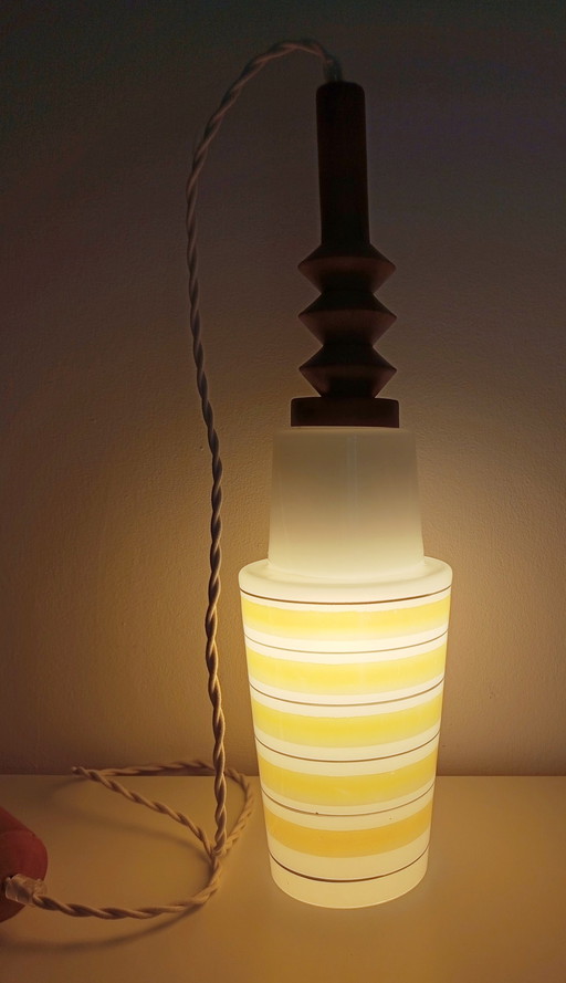 Vrolijke gele gestreepte retro lamp uit de jaren 70 (Hongarije)