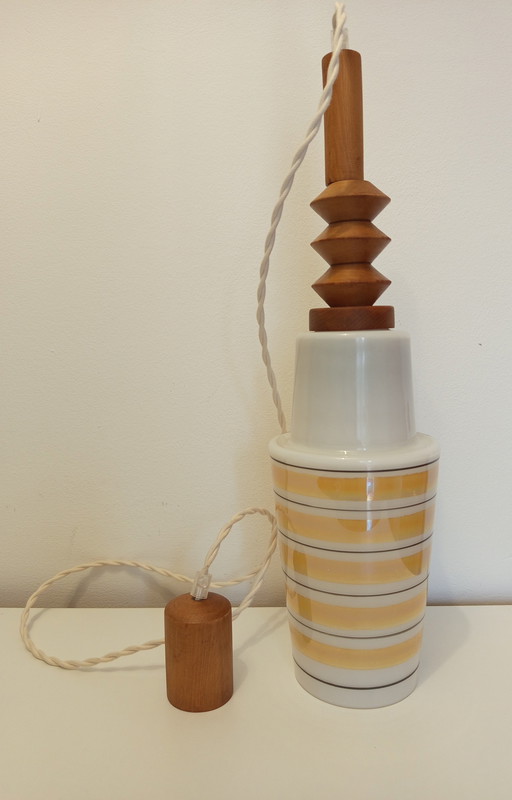 Vrolijke gele gestreepte retro lamp uit de jaren 70 (Hongarije)