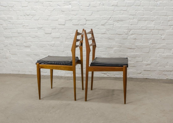 Image 1 of Set van vier Mid Century massief houten ladder eetkamerstoelen met vierkante zwarte kunstlederen zitting, jaren 1960.