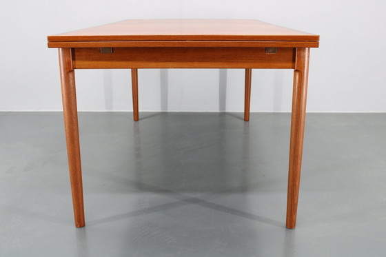 Image 1 of 1960S Kai Winding grote uitschuifbare teakhouten eettafel model 16, Denemarken