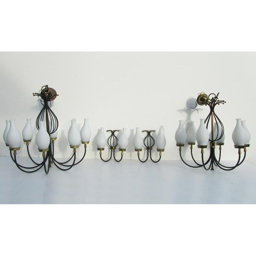 Set van 4 vintage kroonluchters en wandlampen in opaline, glas en messing - jaren 1950