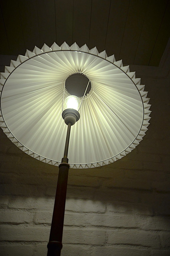 Image 1 of Deense moderne teakhouten vloerlamp jaren 60