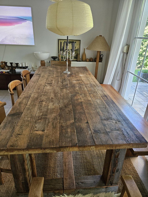 Grote massief houten eettafel