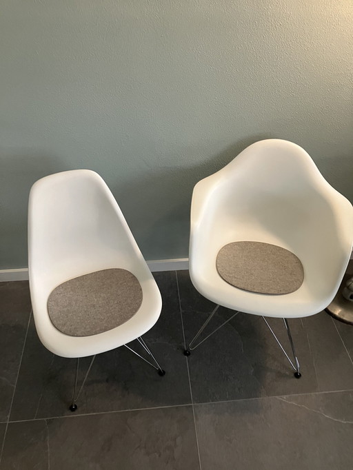 Eames Vitra Set Dar Kuipstoel En Dsr Stoel Met Kussens.