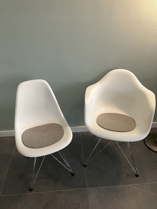 Eames Vitra Set Dar Kuipstoel En Dsr Stoel Met Kussens.