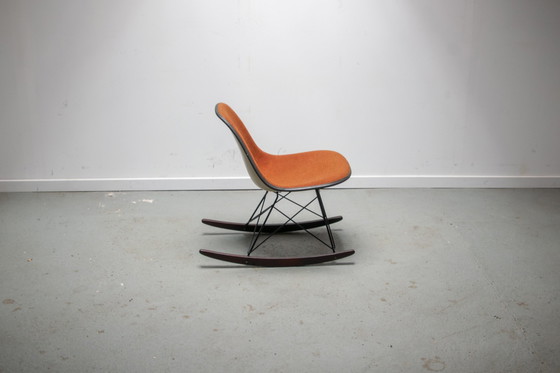 Image 1 of Eames Schommelstoel Ontworpen door Charles en Ray Eames gemaakt door Herman Miller