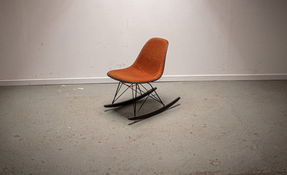 Image 1 of Eames Schommelstoel Ontworpen door Charles en Ray Eames gemaakt door Herman Miller