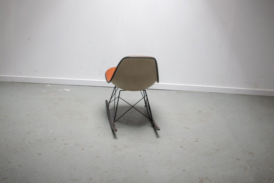 Image 1 of Eames Schommelstoel Ontworpen door Charles en Ray Eames gemaakt door Herman Miller