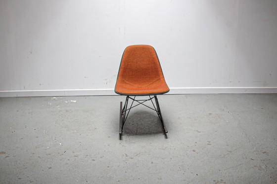 Image 1 of Eames Schommelstoel Ontworpen door Charles en Ray Eames gemaakt door Herman Miller