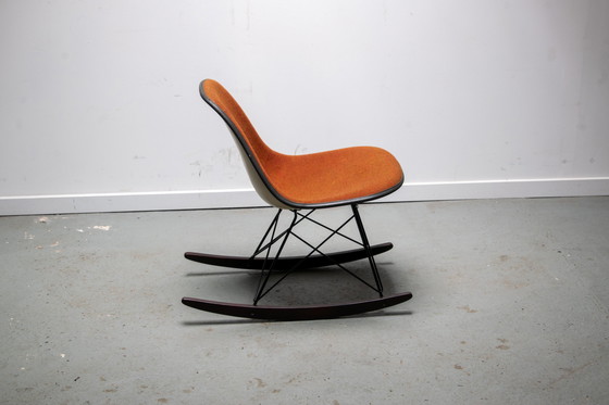 Image 1 of Eames Schommelstoel Ontworpen door Charles en Ray Eames gemaakt door Herman Miller