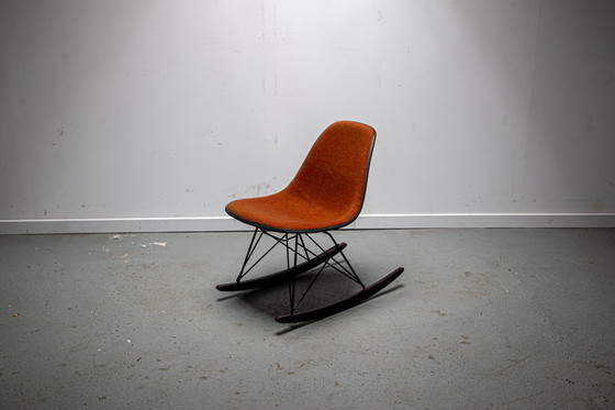 Image 1 of Eames Schommelstoel Ontworpen door Charles en Ray Eames gemaakt door Herman Miller