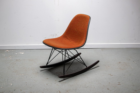 Image 1 of Eames Schommelstoel Ontworpen door Charles en Ray Eames gemaakt door Herman Miller