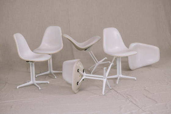 Image 1 of Eames 'La Fonda' eetkamerstoelenset